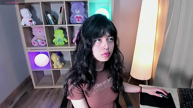 Snapshot of Saphyralux chatting on 06.17.26 Saphyralux online show from 06.17.26