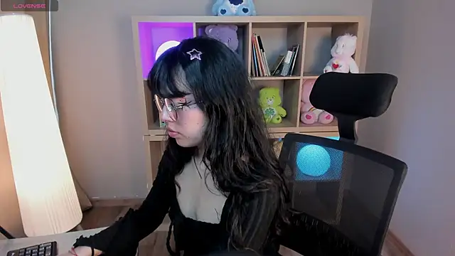 Snapshot of Saphyralux chatting on 06.27.26 Saphyralux online show from 06.27.26
