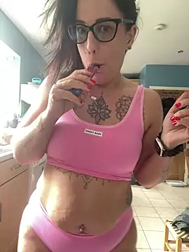 Snapshot of IvyBelleMilf chatting on 04.14.26 IvyBelleMilf online show from 04.14.26