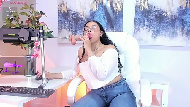 Snapshot of scarlett__2 chatting on 05.19.26 scarlett 2 online show from 05.19.26