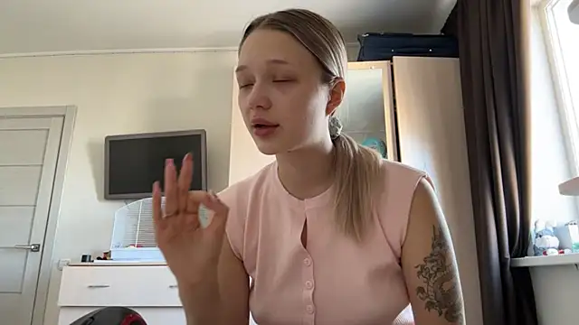 Snapshot of KazukoChristie chatting on 03.30.26 KazukoChristie online show from 03.30.26