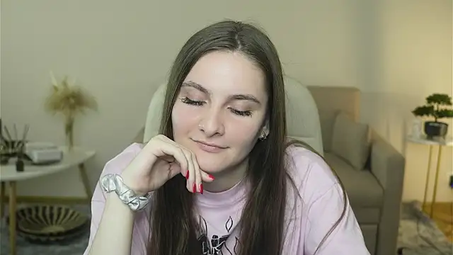 Snapshot of GwennElena chatting on 03.31.26 GwennElena online show from 03.31.26