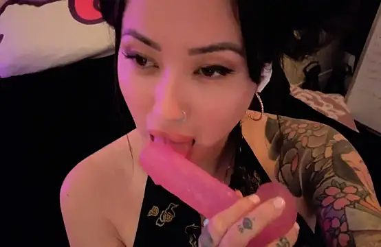 Snapshot of iamivyluv chatting on 04.15.26 iamivyluv online show from 04.15.26