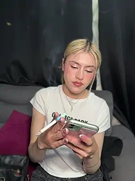 Lia fire online show from 04.19.26