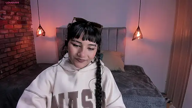 Hanna Clark   online show from 05.03.26