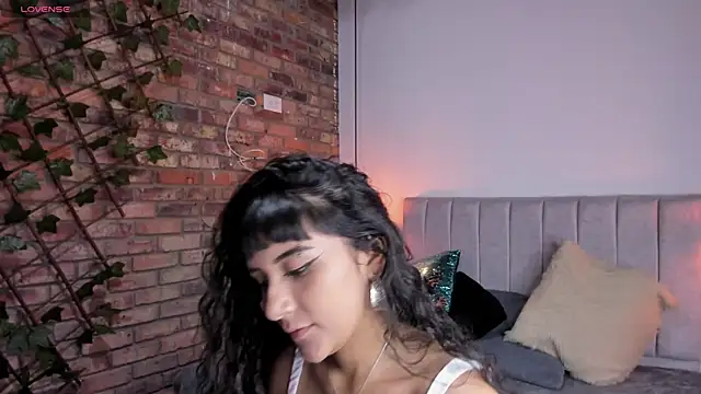 Hanna Clark   online show from 05.04.26