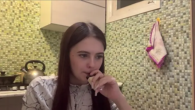 Snapshot of KikiAmino chatting on 04.18.26 KikiAmino online show from 04.18.26