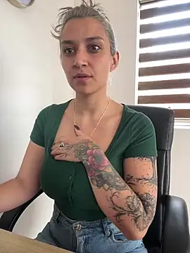 Snapshot of Isabella_varella- chatting on 05.25.26 Isabella varella- online show from 05.25.26