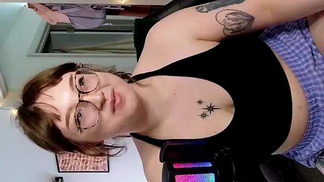 quinniecat online show from 04.03.26