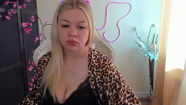 Snapshot of AmeliePeach chatting on 06.17.26 AmeliePeach online show from 06.17.26