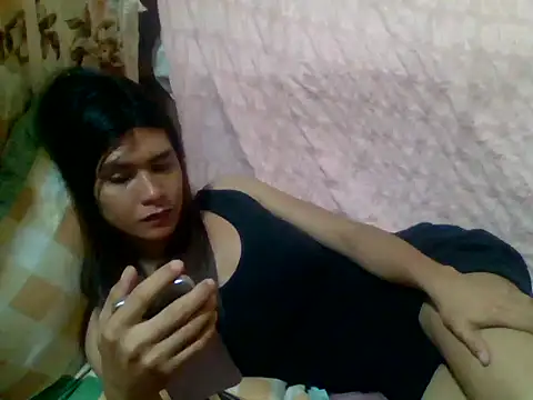 Snapshot of luna_veille chatting on 05.24.26 luna veille online show from 05.24.26