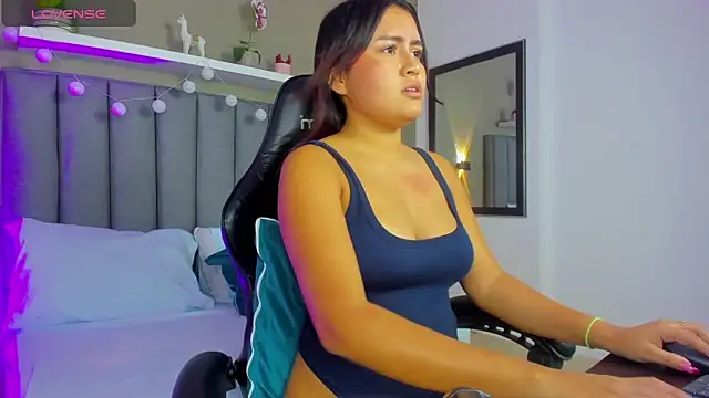 Snapshot of aitana_moon_ chatting on 04.12.26 aitana moon online show from 04.12.26