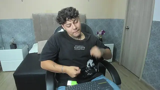 Snapshot of DAMON_SALVATTORE chatting on 04.10.26 DAMON SALVATTORE online show from 04.10.26