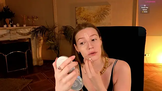 Snapshot of Vanessa___Lui chatting on 07.19.26 Vanessa Lui online show from 07.19.26