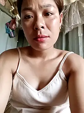 Snapshot of mia0033 chatting on 04.14.26 mia0033 online show from 04.14.26