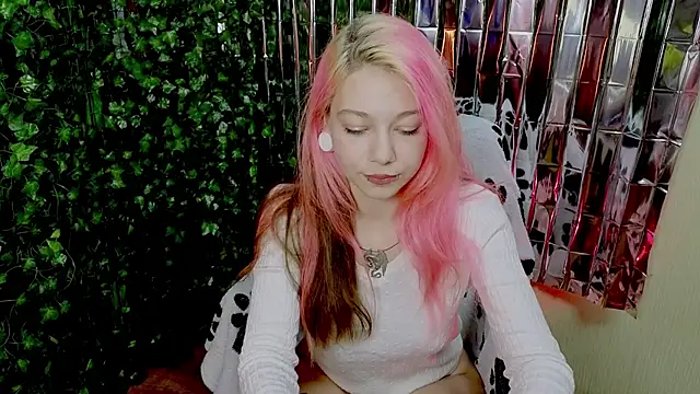 Snapshot of Sansarella chatting on 01.23.25 Sansarella online show from 01.23.25