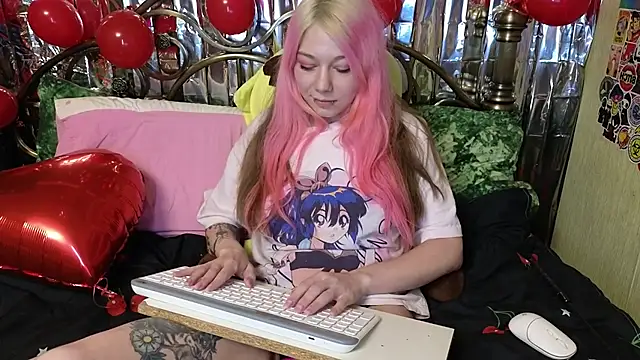 Snapshot of Sansarella chatting on 02.12.25 Sansarella online show from 02.12.25