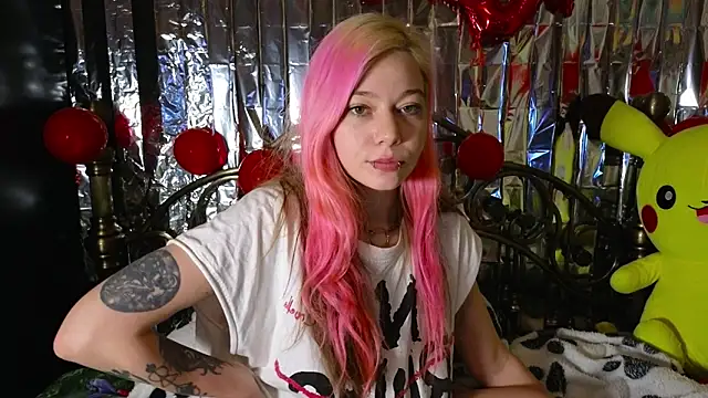 Snapshot of Sansarella chatting on 02.19.25 Sansarella online show from 02.19.25