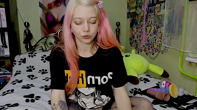 Snapshot of Sansarella chatting on 03.20.25 Sansarella online show from 03.20.25