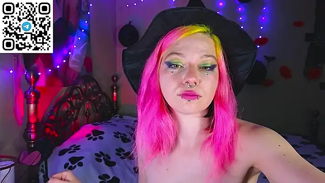 Snapshot of Sansarella chatting on 10.30.25 Sansarella online show from 10.30.25