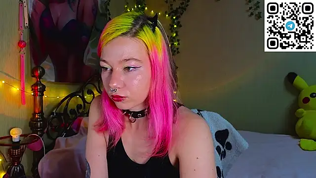 Snapshot of Sansarella chatting on 11.19.25 Sansarella online show from 11.19.25