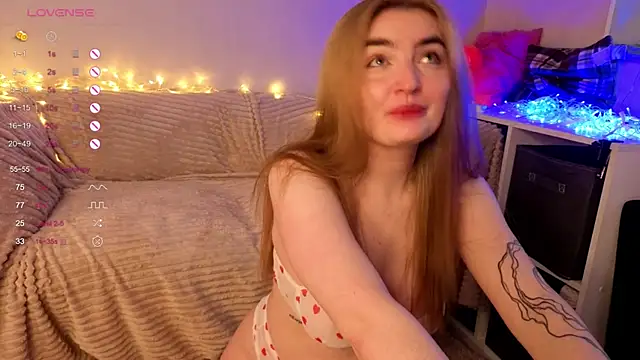 Snapshot of sweetandcuteee chatting on 04.10.26 sweetandcuteee online show from 04.10.26