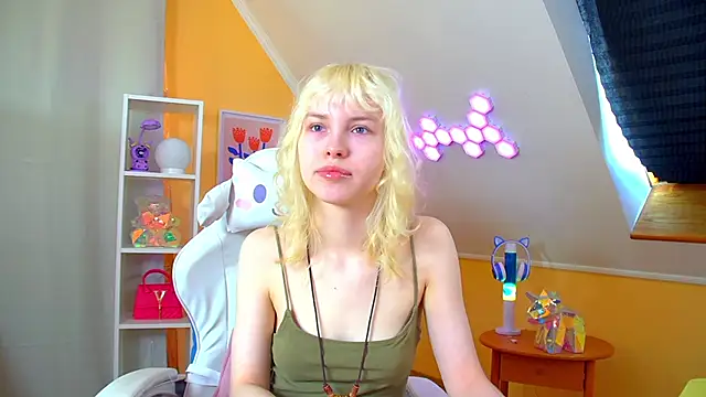 Snapshot of HannahHollis chatting on 04.24.26 HannahHollis online show from 04.24.26
