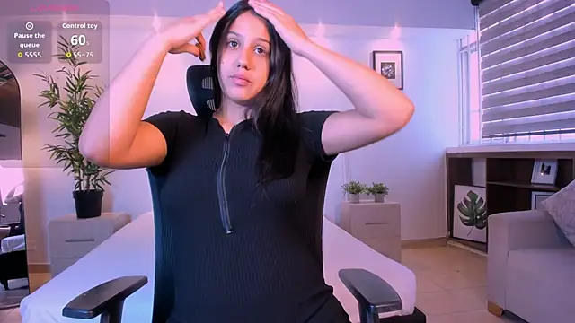 Snapshot of arianarousee chatting on 05.31.26 arianarousee online show from 05.31.26