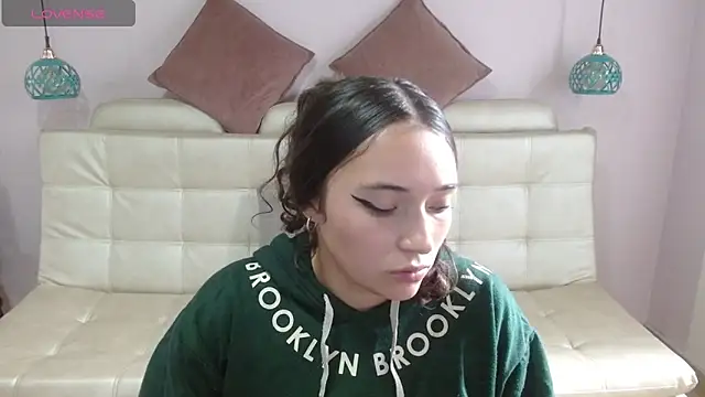 Snapshot of Marianne_Cam chatting on 04.17.26 Marianne Cam online show from 04.17.26