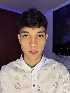 Snapshot of RoughDiamond_ chatting on 04.13.26 RoughDiamond online show from 04.13.26