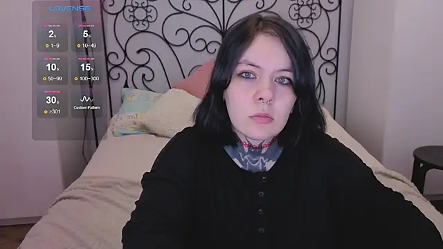 Snapshot of QwertyAnnie_Lbo chatting on 04.23.26 QwertyAnnie Lbo online show from 04.23.26