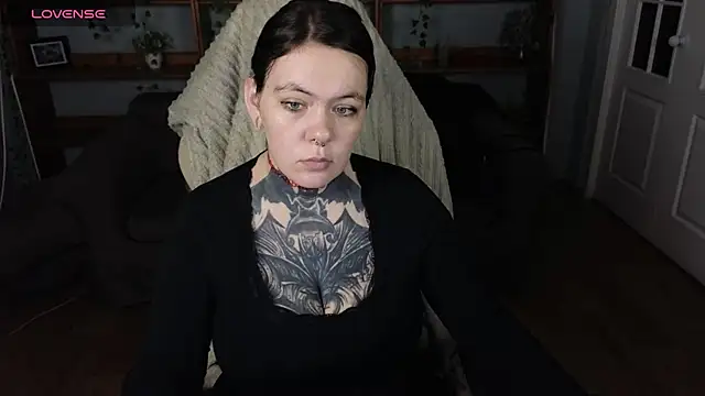 Snapshot of QwertyAnnie_Lbo chatting on 04.27.26 QwertyAnnie Lbo online show from 04.27.26