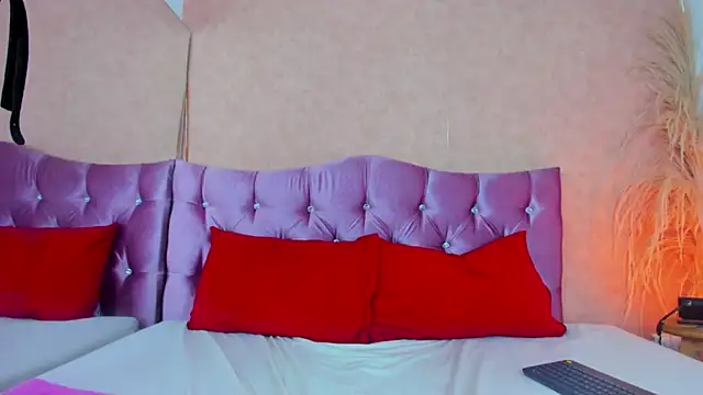 MIIA JHONS online show from 04.29.26