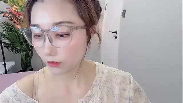 Snapshot of Yunxi- chatting on 04.30.26 Yunxi- online show from 04.30.26