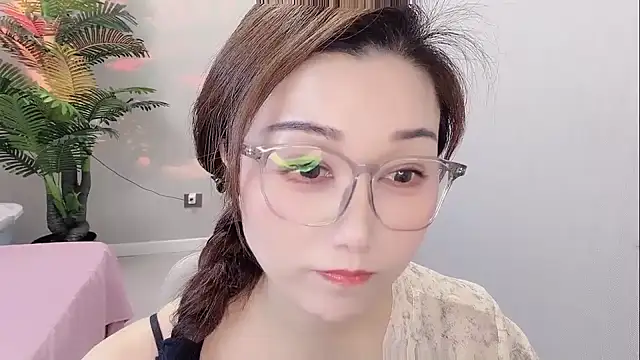 Snapshot of Yunxi- chatting on 05.03.26 Yunxi- online show from 05.03.26