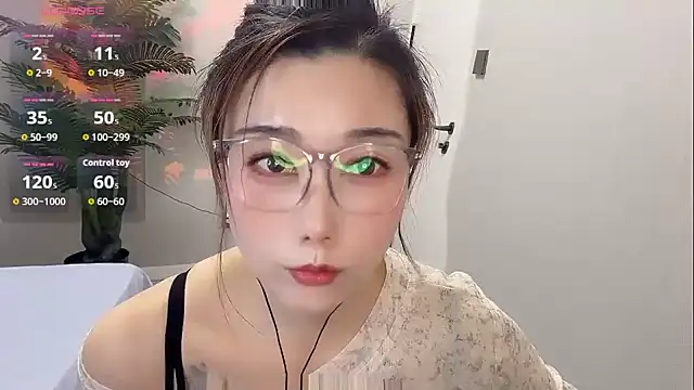 Snapshot of Yunxi- chatting on 05.12.26 Yunxi- online show from 05.12.26