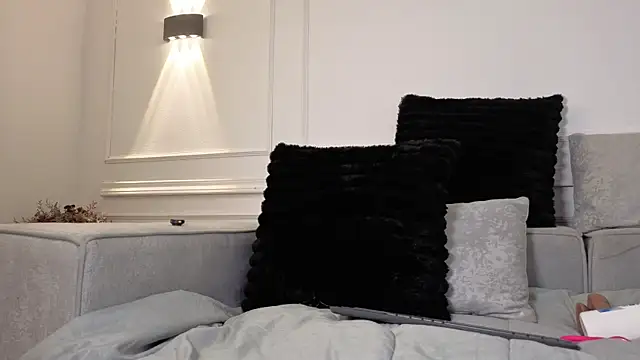 giigii hadidd online show from 06.05.26