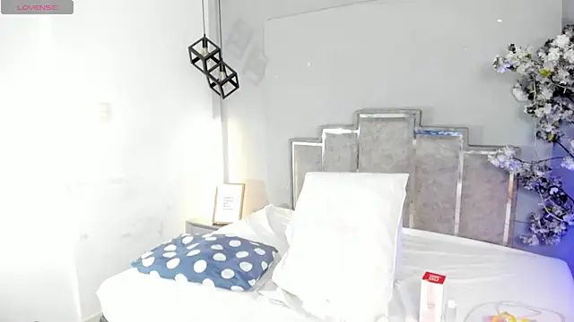 Snapshot of Veronicacarper chatting on 04.15.26 Veronicacarper online show from 04.15.26