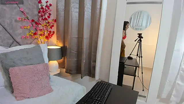 shaliny  online show from 04.14.26