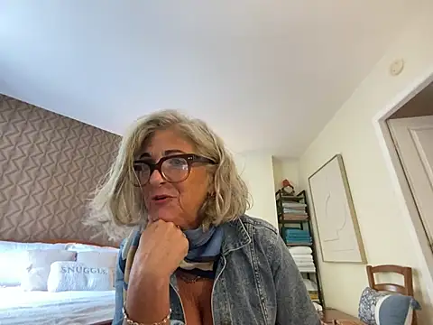 Snapshot of NaughtyMonicaUK chatting on 04.19.26 NaughtyMonicaUK online show from 04.19.26