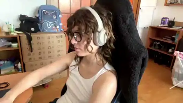 PillowPeachX online show from 05.04.26