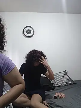 Chloe and Violeta online show from 04.25.26