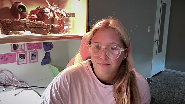 Snapshot of MUSCLEMOMMY1365 chatting on 05.17.26 MUSCLEMOMMY1365 online show from 05.17.26