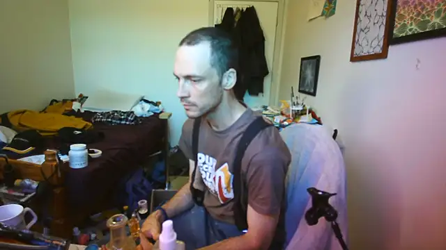 Snapshot of JohnnyMoves chatting on 06.21.26 JohnnyMoves online show from 06.21.26