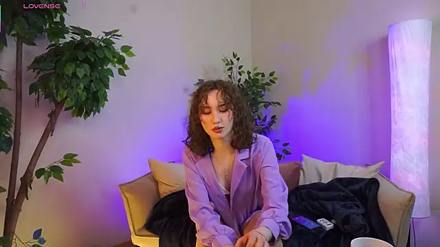 Snapshot of LouiseEvans chatting on 05.18.26 LouiseEvans online show from 05.18.26