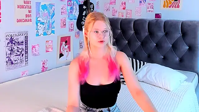 Snapshot of LunariaFox chatting on 06.04.26 LunariaFox online show from 06.04.26