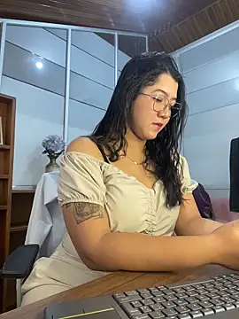 Chloe Thomsoon  online show from 05.31.26