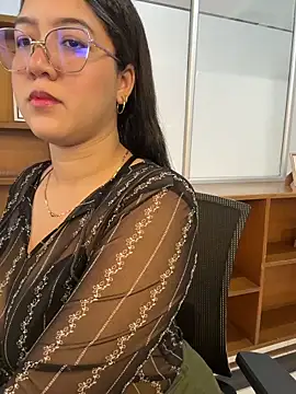 Chloe Thomsoon  online show from 06.06.26
