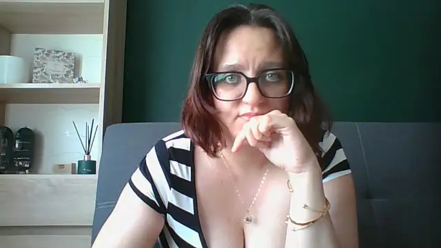Snapshot of sensual_paris chatting on 07.28.26 sensual paris online show from 07.28.26