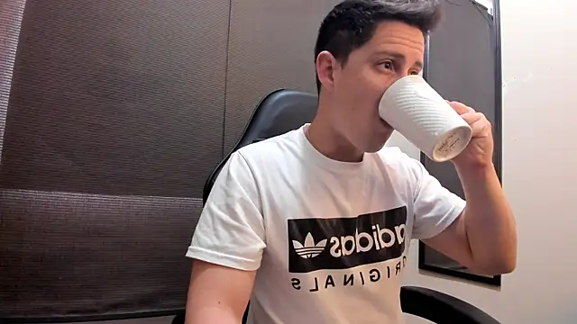 Snapshot of KendricTorres chatting on 06.19.26 KendricTorres online show from 06.19.26